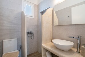 Shower, hair dryer, towels - Deluxe Ground Floor Double Room with King Bed (Mikri Vigla)