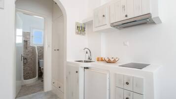 Køleskab, kogeplade, kaffe-/temaskine, elkedel