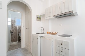 Fridge, stovetop, coffee/tea maker, electric kettle