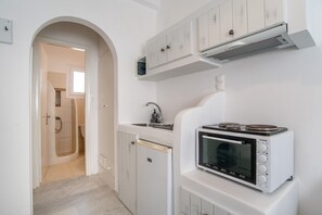 Fridge, stovetop, coffee/tea maker, electric kettle - Superior Ground Floor 1-Bedroom Apartment with Garden View (Mikri Vigla)