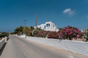 Property grounds - Apartment 'Maroulis Studios - Studio 1' with Private Garden, Wi-Fi and Air Conditioning (Mikri Vigla)