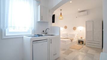 Fridge, stovetop, coffee/tea maker, electric kettle