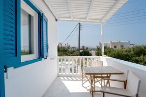 Outdoor dining - Studio Apartment 'Maroulis Studios - 8' with Private Garden, Wi-Fi & Air Conditioning (Mikri Vigla)