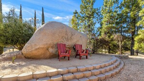 A large rock formation with two red chairs in front. - Vineyard Vista Retreat– Your Serene Getaway in Temecula (Temecula)