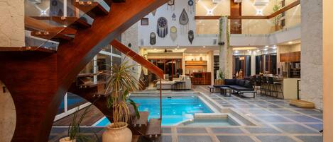 المنشأة من الداخل