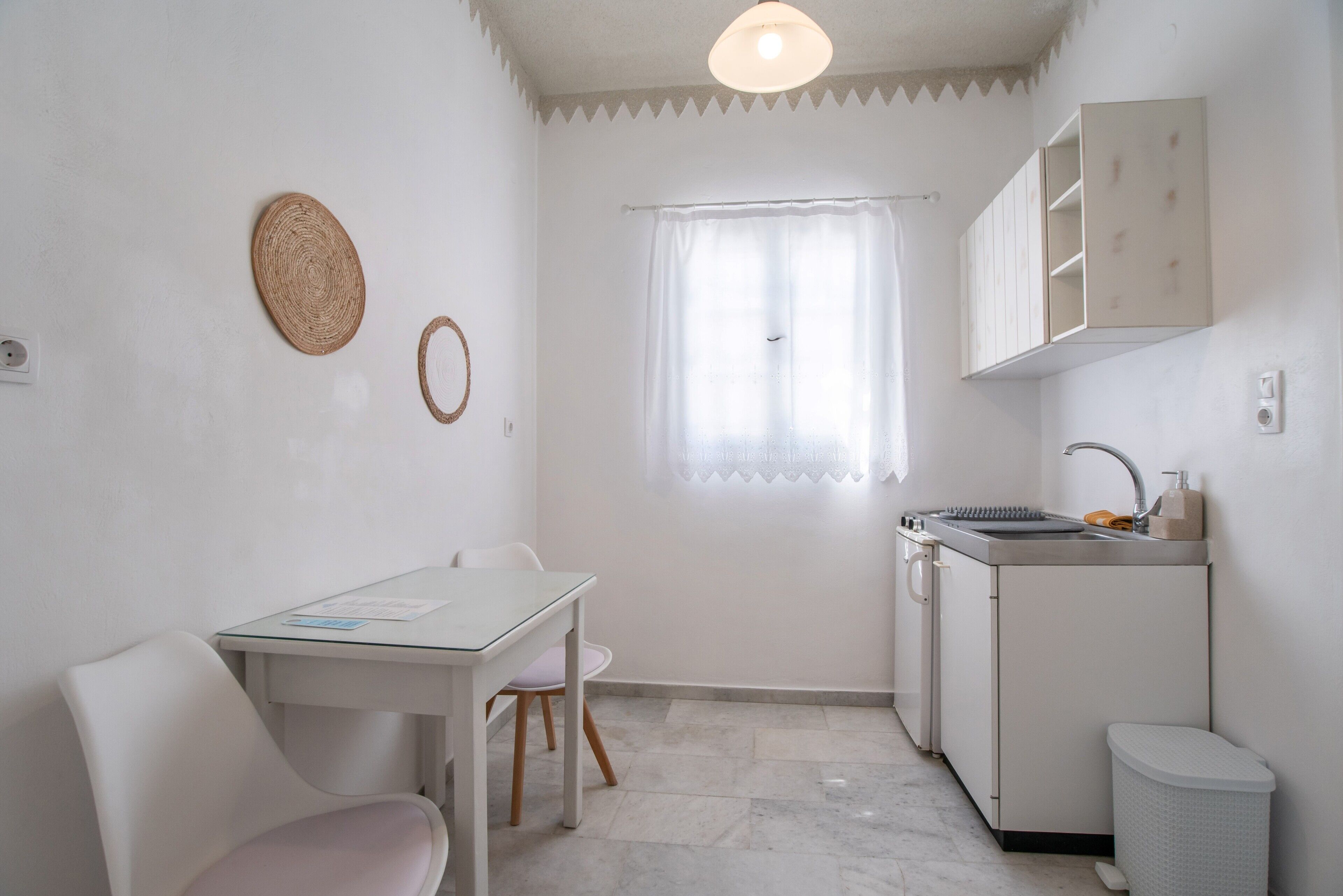Fridge, stovetop, coffee/tea maker, electric kettle