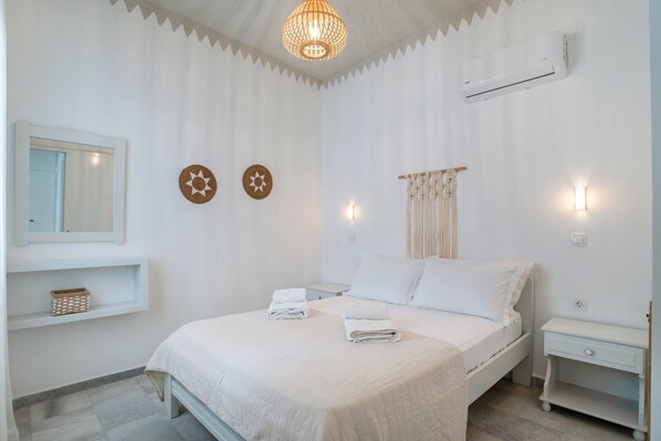 1 bedroom, free WiFi, bed sheets - Apartment 'Maroulis Studios - Studio 4' with Private Garden, Wi-Fi and Air Conditioning (Mikri Vigla)