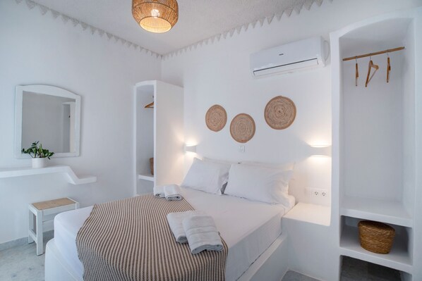 1 bedroom, free WiFi, bed sheets - Studio Apartment 'Maroulis Studios - 5' with Private Garden, Wi-Fi and Air Conditioning (Mikri Vigla)