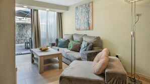 Ein Wohnzimmer mit einer Couch, einem Couchtisch und einem Gemälde an der Wand.