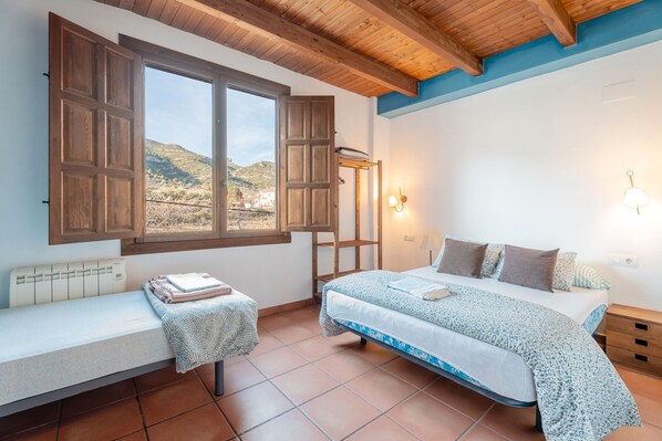 12 bedrooms, free WiFi, bed sheets