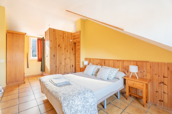 5 bedrooms, free WiFi, bed sheets