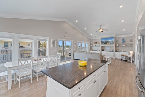 "The Reel Deal" 5 Bedroom 5.5 Bath with a Pool!