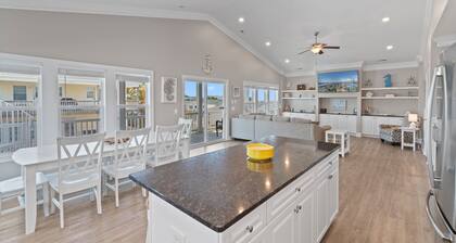 "The Reel Deal" 5 Bedroom 5.5 Bath with a Pool!