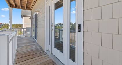 "The Reel Deal" 5 Bedroom 5.5 Bath with a Pool!