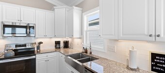 "Marina Jack" 5 Bedroom 5 Bath with a Pool!