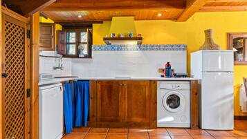 Frigorífico, microondas, placa de cocina y lavavajillas