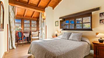 Tabla de planchar con plancha, wifi gratis, ropa de cama