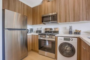 Fridge, microwave, oven, stovetop - Surf Spot 3 - walk to beach (La Jolla)