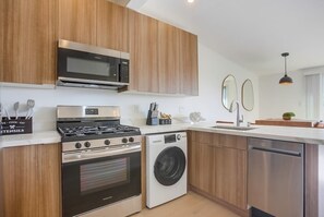Fridge, microwave, oven, stovetop - Surf Spot 5 - walk to beach (La Jolla)