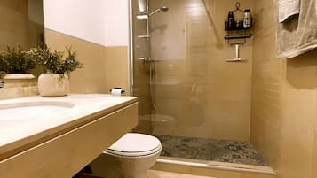 Een douche, een haardroger, handdoeken