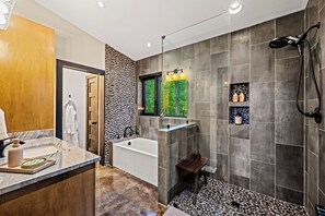 Dusche, umweltfreundliche Kosmetikartikel, Haartrockner, Handtücher