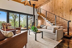 Smart-TV, Kamin, Bücher, Stereoanlage