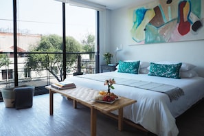 2 soverom, safe på rommet, strykejern/-brett og reiseseng for barn