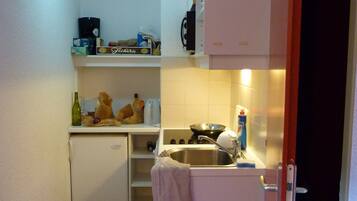 Réfrigérateur, micro-ondes, lave-vaisselle, cafetiÚre/bouilloire