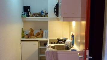 Fridge, microwave, dishwasher, coffee/tea maker