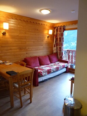 Fireplace - Apartment 'St François Longchamp 1650' with Mountain View, Shared Terrace and Air Conditioning (Saint-François-Longchamp)