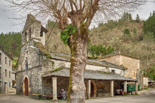Apartment with Mountain Views and Shared Garden Valle del Ibias 1 Right