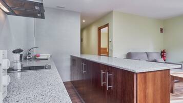 Jääkaappi, mikroaaltouuni, uuni, liesi