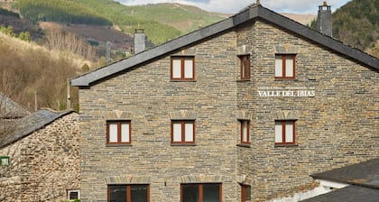 Apartment with Mountain Views and Shared Garden Valle del Ibias 1 Right