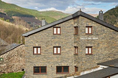 Apartment with Mountain Views and Shared Garden Valle del Ibias 1 Right