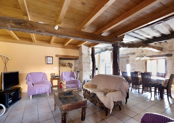 TV, fireplace - Country House 'Casa Llano' with Mountain View and Wi-Fi (Llano de Bureba)