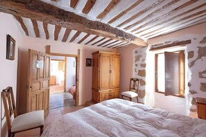 6 bedrooms, free WiFi, bed sheets