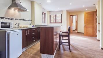 Jääkaappi, mikroaaltouuni, uuni, liesi