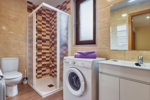 Shower, towels - Apartment with Shared Garden Valle del Ibias 2 Left (Cecos)