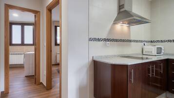 Jääkaappi, mikroaaltouuni, uuni, liesi