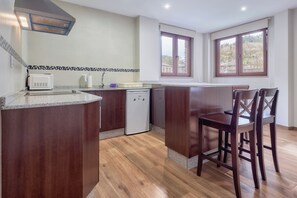 Geladeira, micro-ondas, fogão, cooktop