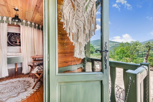 Petite maison 'Du Verger Saint Vincent' avec vue montagne, terrasse privée et climatisation