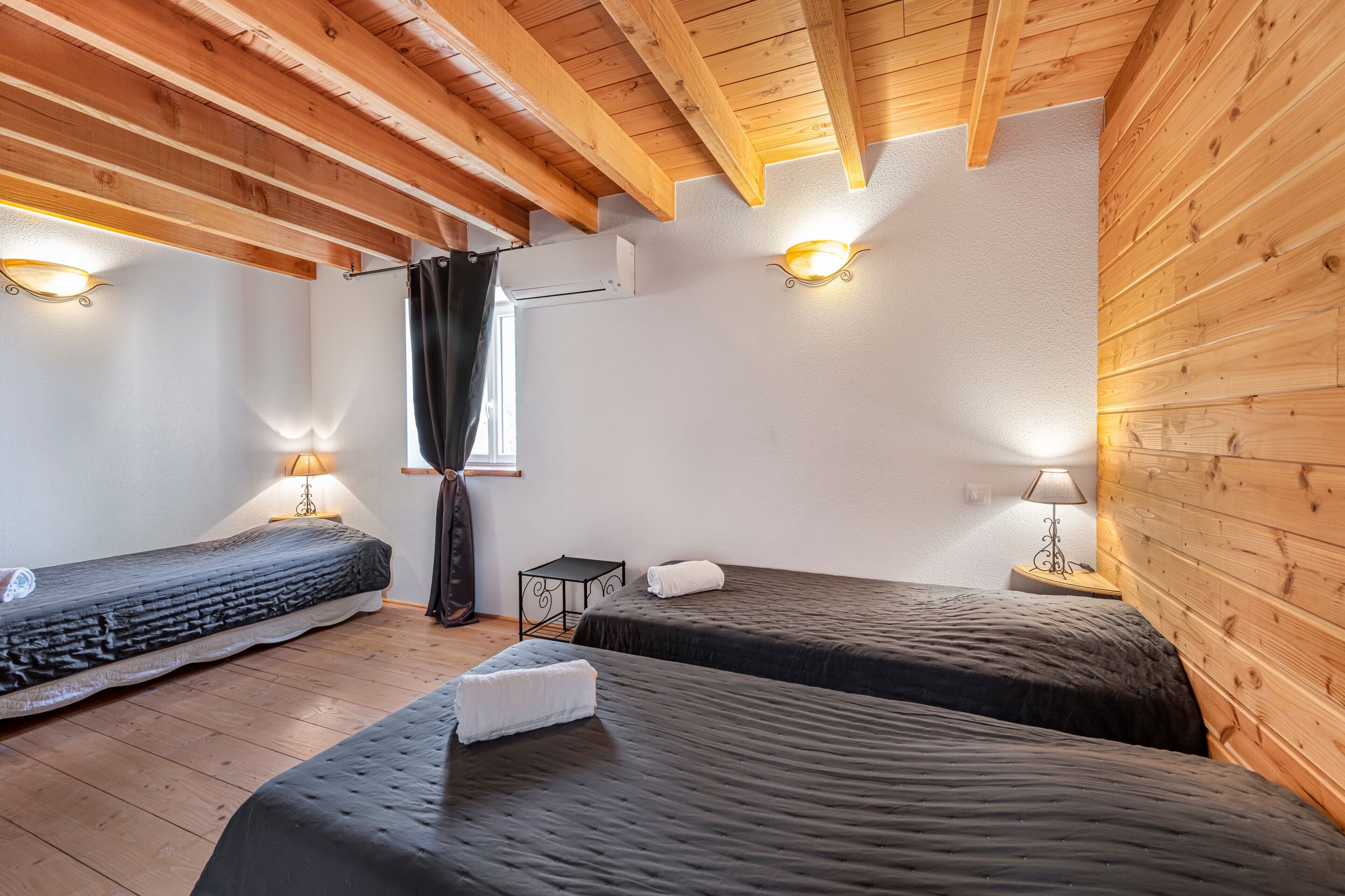 5 slaapkamers, een strijkplank/strijkijzer, beddengoed