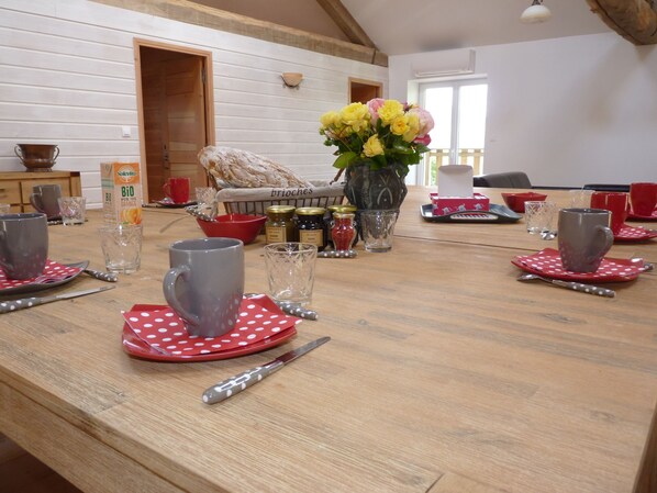 Dining - Cottage 'Du Verger Saint Vincent' with Mountain View, Private Terrace and Air Conditioning (Beaujeu)
