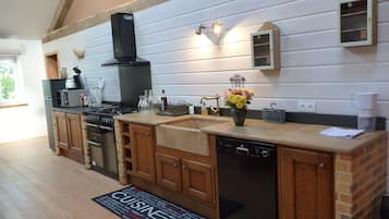 Een koelkast, een magnetron, een oven, een vaatwasser