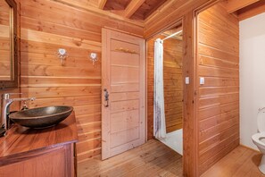 Shower, hair dryer, towels - Cottage 'Du Verger Saint Vincent' with Mountain View, Private Terrace and Air Conditioning (Beaujeu)