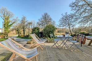 Outdoor dining - Studio Apartment 'Le Grand Large' with Shared Terrace, Shared Garden and Wi-Fi (Lopérec)