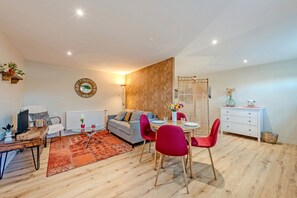 TV - Studio Apartment 'Le Grand Large' with Shared Terrace, Shared Garden and Wi-Fi (Lopérec)