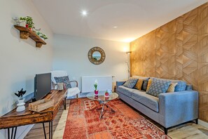 TV - Studio Apartment 'Le Grand Large' with Shared Terrace, Shared Garden and Wi-Fi (Lopérec)