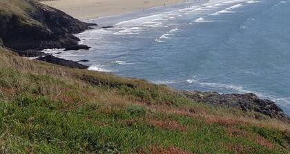 Studio 'Cap À L’ouest' with Shared Terrace, Shared Garden and Wi-Fi