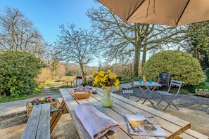Outdoor dining - Studio 'Cap À L’ouest' with Shared Terrace, Shared Garden and Wi-Fi (Lopérec)